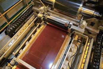 工研院自主開發之卷對卷凹版轉印設備，具有精準對位功能，可進行雙面印刷，提升轉印品質。