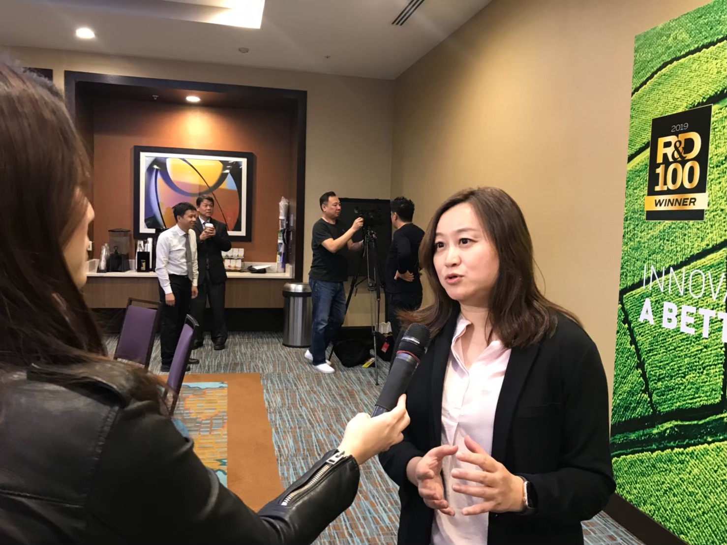 江佩馨副組長於舊金山華文媒體記者會接受媒體採訪說明磁珠技術特點