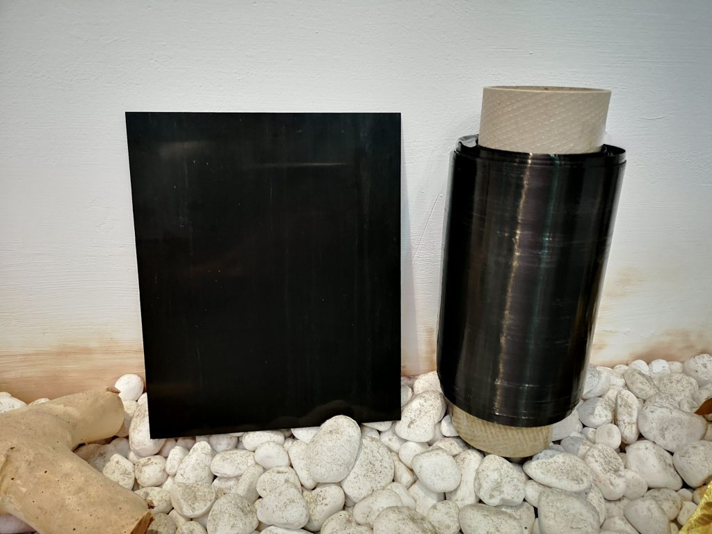 塑膠中心也開發碳纖維布的預浸材（右），適合應用在小物件製作上。