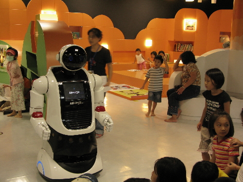 導覽機器人於國立台灣美術館服務
