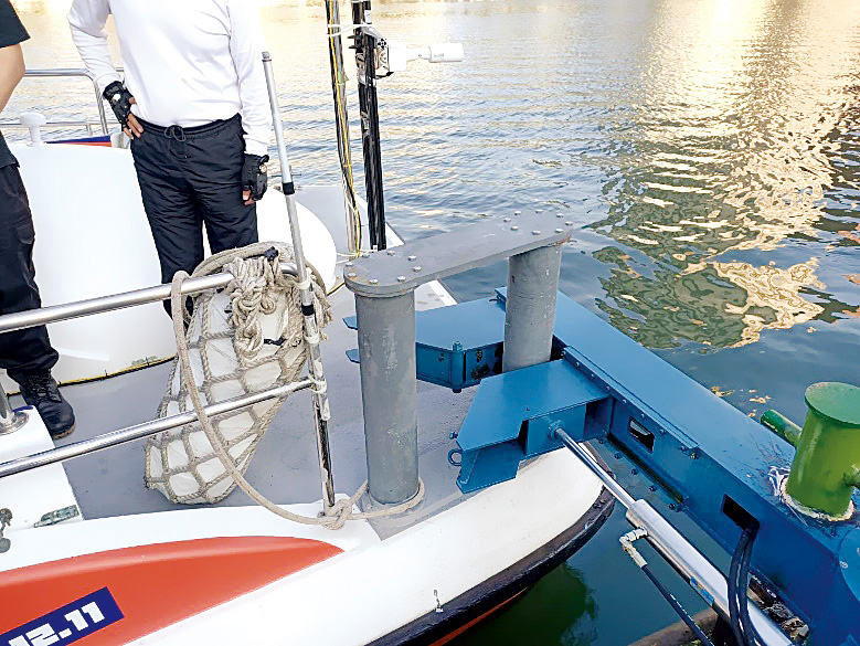 自動靠泊輔助裝置，取代以往船員才能完成的船艏固定之任務。