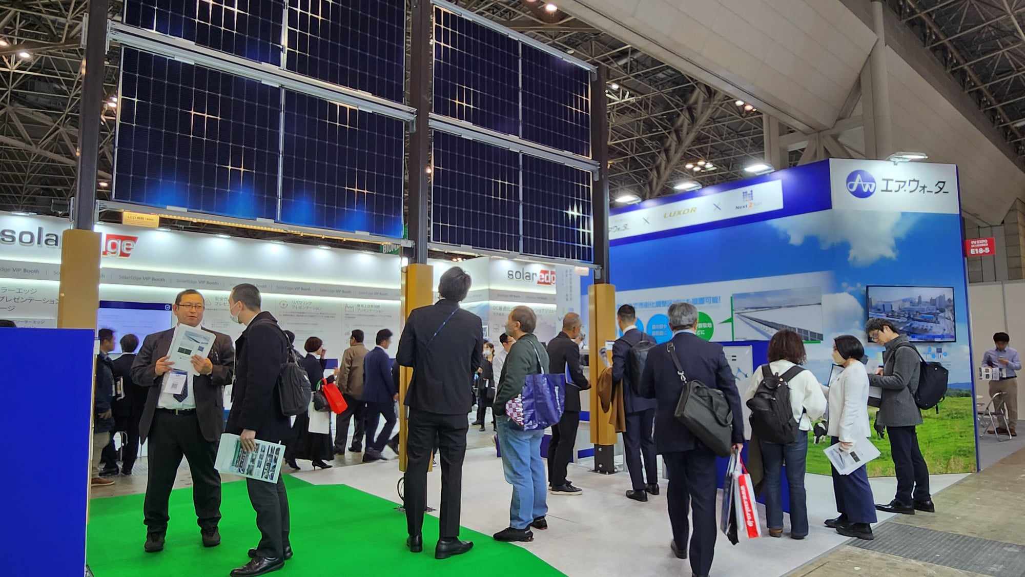圖7、日本Air Water公司與德國LUXOR公司展出垂直太陽光電產品VERPA