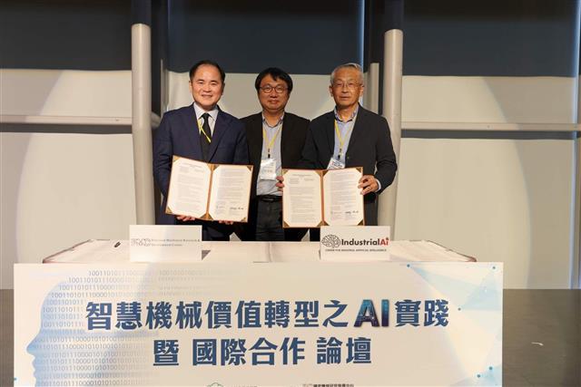 在產業技術司的見證下，精機中心與美國馬里蘭大學簽署MOU。
