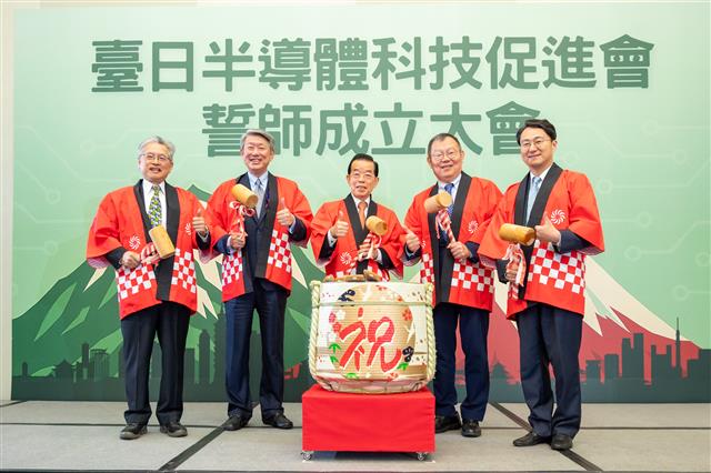 MOEA Minister Kuo attended  the inauguration ceremony of the Taiwan-Japan Semiconductor Technology Promotion Association