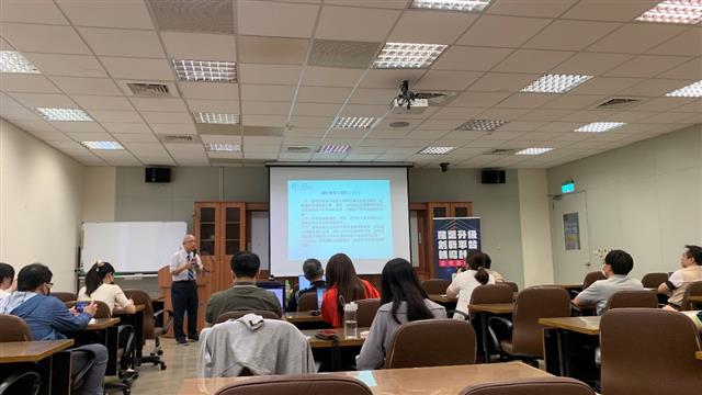 圖說1 國立成功大學智慧半導體及永續製造學院院長蘇炎坤教授說明計畫審查重點