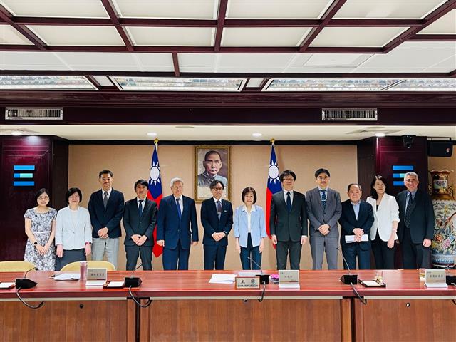 MOEA Deputy Minister Meets with the 38th delegation of trainees from Japan 21st Century Public Policy Forum