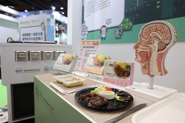 食品所研發的「好咀嚼易吞嚥高齡友善餐食」，以專利製程軟化肉類、菇類等食材，保留食物原貌同時提升適口性
