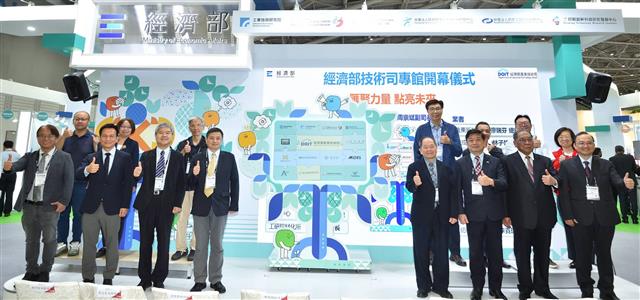 經濟部產業技術司於2026台北紡織展設立技術司專館，開幕儀式由技術司副司長周崇斌偕六家法人代表及業者共同進行拼圖點燈合影。