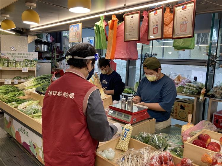 1110527標準局新聞稿照片-端午節市場磅秤檢查情形(新北市)