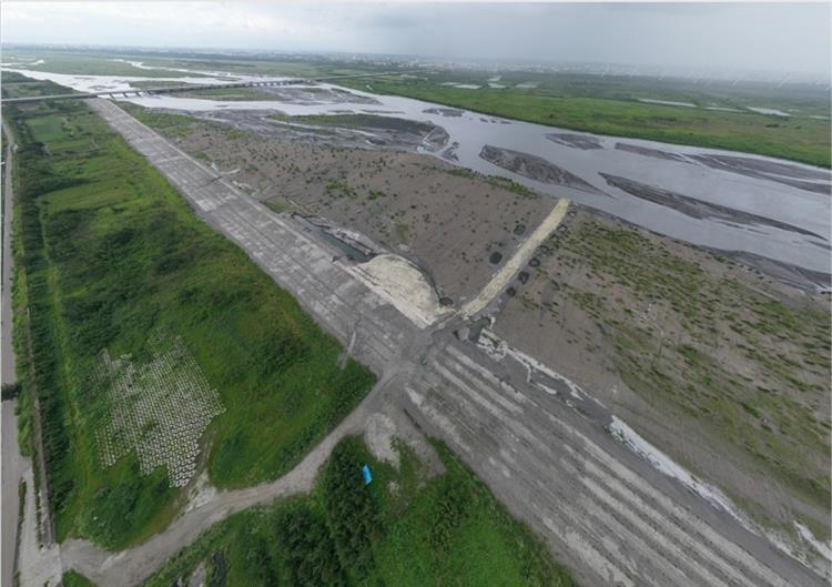 濁水溪掦塵防制成效—西濱大橋下游稻草蓆、葡萄藤
