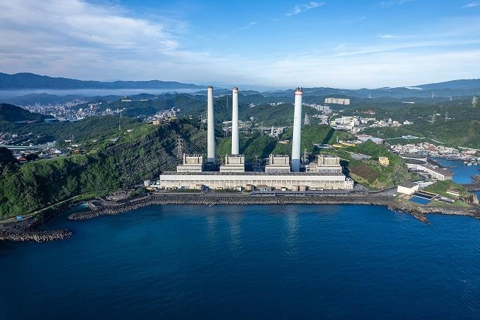 台電表示，協和計畫為了盡更大努力保護海洋生態，提出「東移方案」，預定填地興建儲氣槽的區域將東移，原本各界關切可能受影響的潛堤區珊瑚，將完全保留下來。