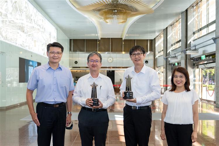 台電今年斬獲亞洲企業社會責任獎「綠色領導獎」及「人力投資獎」兩項大獎。（圖左至右為專業總管理師鄭慶鴻、總經理王耀庭、副總經理徐造華、人資處處長許芳玲）