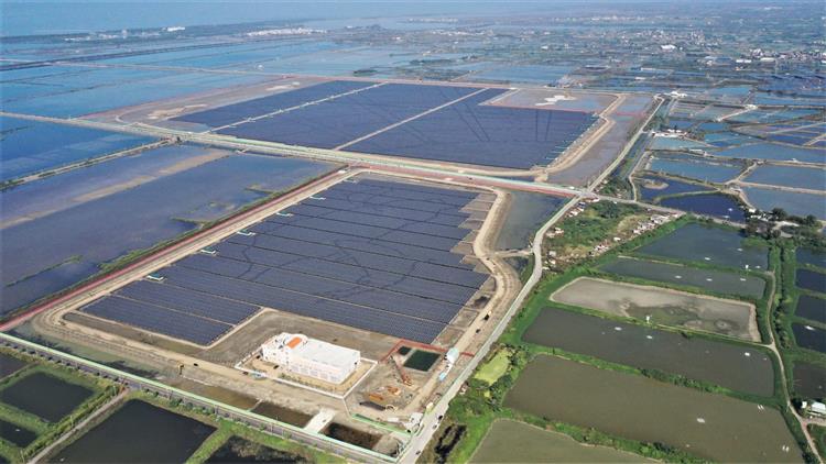 台南鹽田光電場2020年落成啟用，裝置容量達150MW（15萬瓩）。
