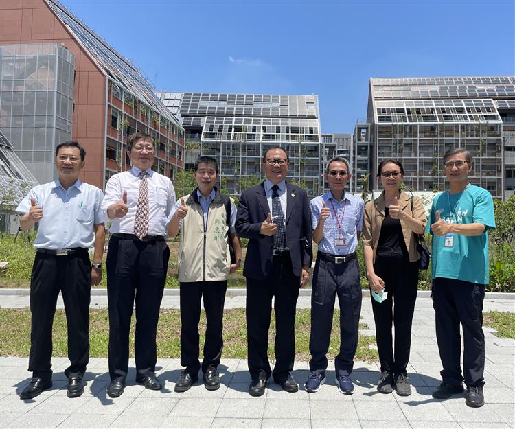 行政院人事行政總處人事長蘇俊榮(中)會同經濟部能源局局長游振偉(左二)，及臺南市政府副秘書長邱忠川(左三)造訪「沙崙智慧綠能循環住宅園區」。