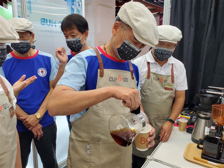 台灣中油參加2022亞太永續行動博覽會 董事長李順欽擔任永續基地一日店長 邀請民眾體驗永續共好