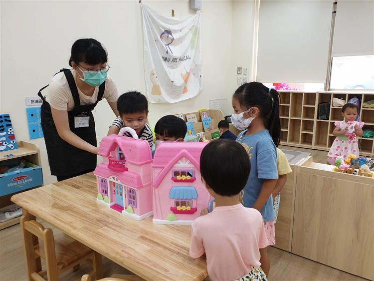 精選國內外多樣化的教具，透過專業教保人員引導操作，啟發全領域的學習
