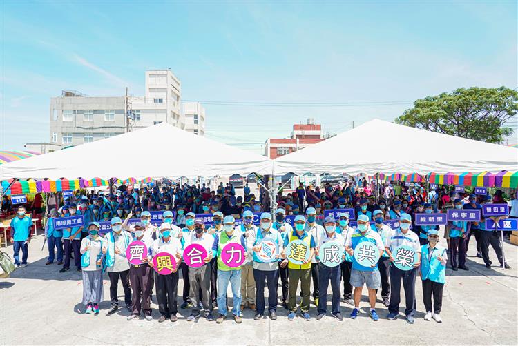  台電淨灘在全台10縣市共15個場域同步開跑，興達電廠主場號召逾360名員工及在地居民參與。