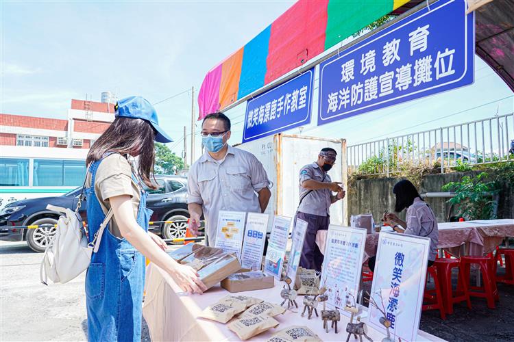  台電在淨灘現場搭起「微笑海漂鹿」環境教育攤位，只要回答問題就能獲得漂流木材料包，組成可愛又環保的手作海漂鹿造型便條夾。