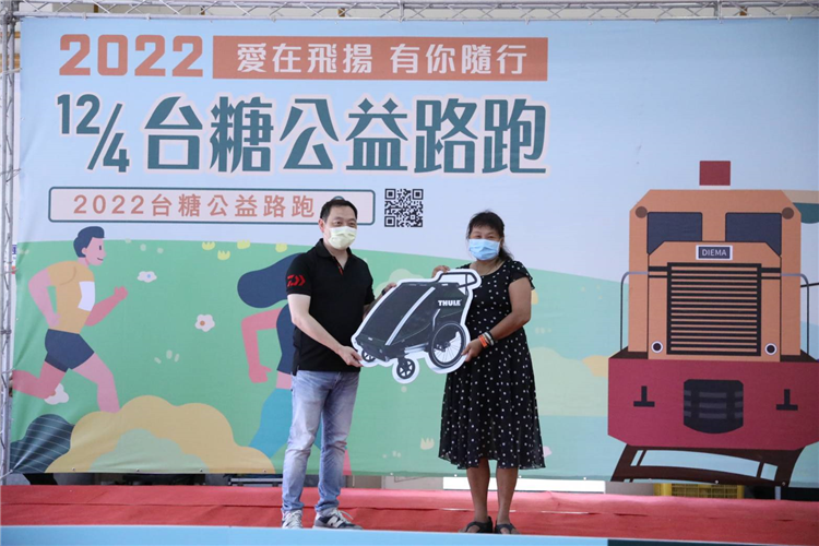 台糖公益路跑贊助商都樂公司致贈推車給代言人小比媽，讓小比母子檔盡情享受路跑樂趣。