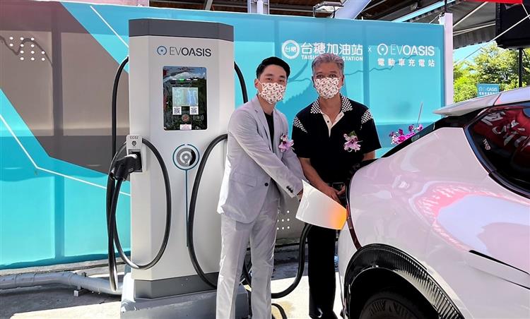 台糖中興加油站與EVOASIS（源點科技）合作建置電動汽車充電站。台糖油品事業部副執行長林信志(右)與源點科技董事鄭旭捷一起為電動車充電。