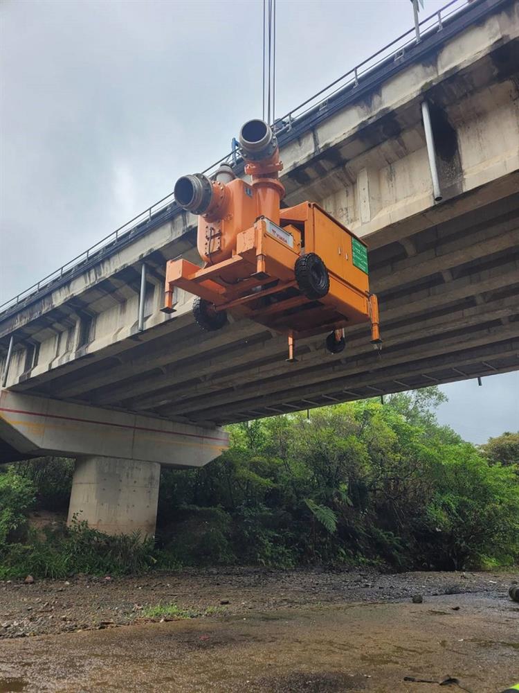 支援雙溪河長潭橋抽水機，吊離河道於安全區域待命