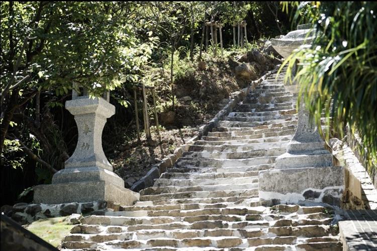金瓜石神社參道階梯修復是經過建築師考量後，針對佚失及破碎的水泥表面及破裂面清理與階梯鬆動處，採局部水泥砂漿修補及加固工法，維持階梯穩定。