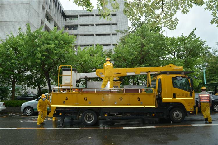 面對颱風即將來襲，台電盤點人力及設備資源，包含承攬商在內，可動員搶修人力近3千人。