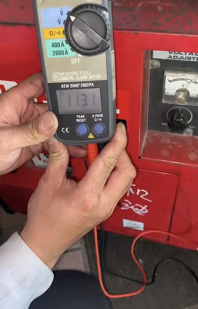台電人員測試發電機，確認設備無異常，嚴防戒備強颱。