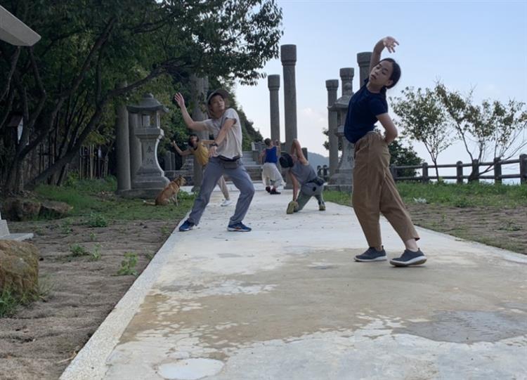  驫舞劇場為本次金瓜石神社啟用量身打造演出《與百年相遇的美好》，現場舞者邊表演邊帶領民眾行經鳥居、石燈籠，走往神社遺址，彷彿穿越百年時空。