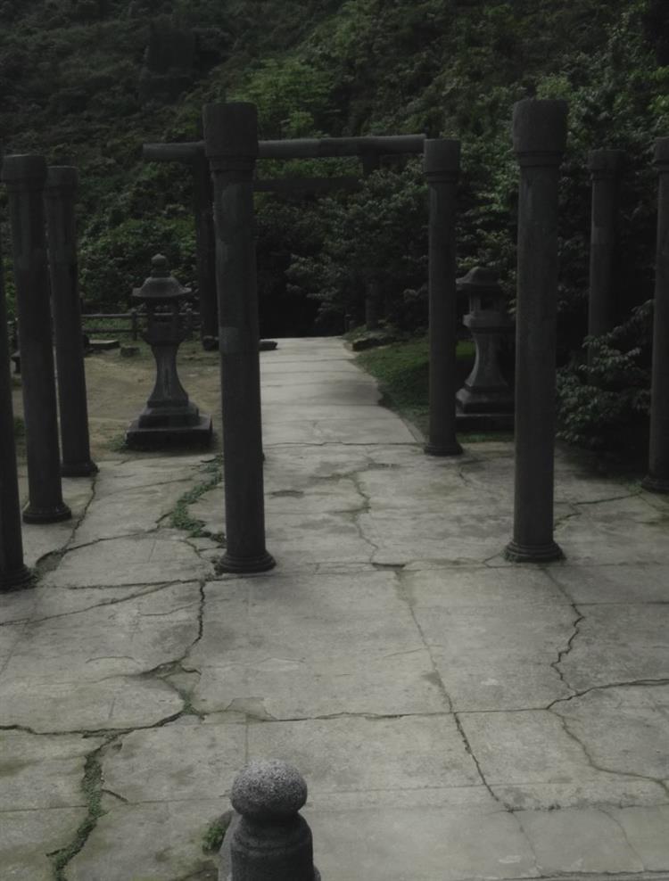  創建於1898年的金瓜石神社，為當時地區重要信仰指標，後因戰爭遭損壞，僅存兩座鳥居、幾盞石燈籠，以及社殿的地基與樑柱，於2007年列為新北市市定古蹟