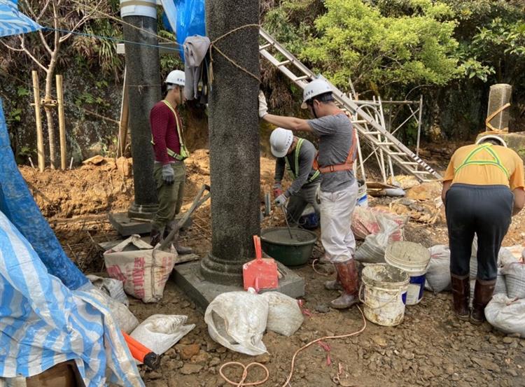  金瓜石神社修復過程中，透過將拜殿柱綁紮、灌漿、結構補強的方式進行修復。