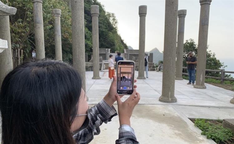 台電為讓民眾可身歷其境體會金瓜石神社昔日風貌，透過AR技術導入還原第二代神社的第一道木製鳥居、旗幟與御神燈等多個已消逝的歷史場景。