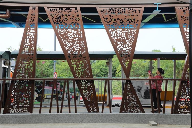 五分車高鐵站月台設計串聯糖業文化元素，例如月台柵隔板即是以甘蔗稈及糖晶體造型為設計靈感。