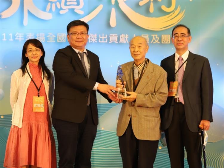 「淬鍊創新 永續水利」 水利署表揚水利傑出貢獻人員-終身成就獎郭金棟名譽教授