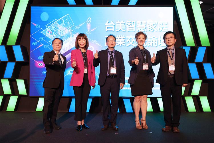 台灣鎖業暨五金發展協會、台灣美國商會、經濟部工業局、美國在台協會商務組與金屬工業研究發展中心貴賓合影