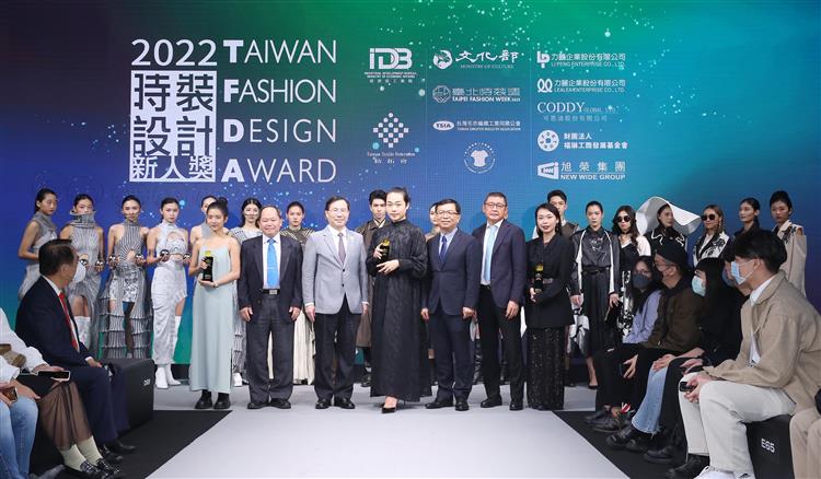 2022時裝設計新人獎-得獎者與頒獎嘉賓合影