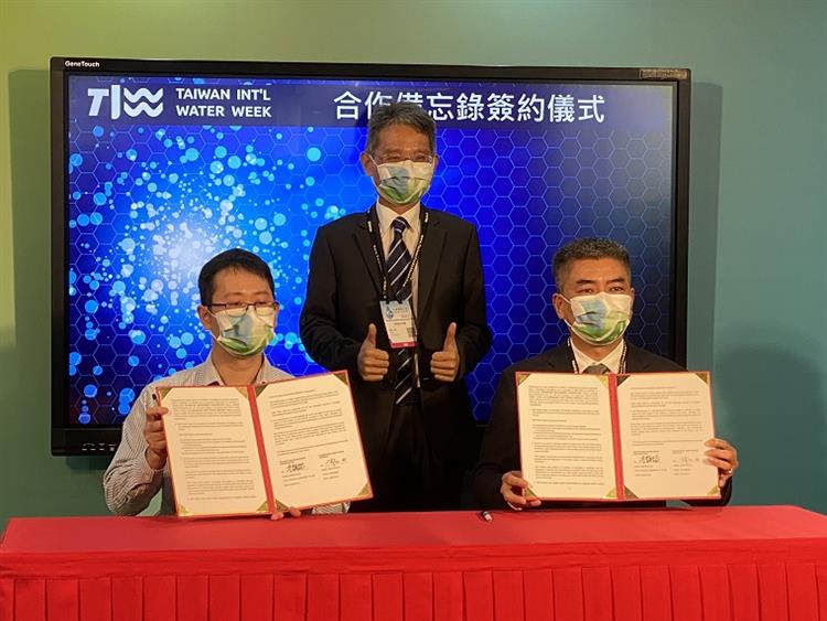 2022台灣國際水週—水之源企業股份有限公司 總經理特助- 李靜龍與CAI TIEN XANH CORPORATION公司的阮陳玉富簽約