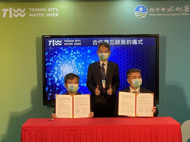水之源企業股份有限公司總經理特助-李靜龍與Greentech Environment Co.,Ltd.公司的Mr.Vu Pha Hai簽約