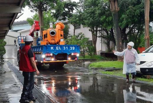 尼莎颱風帶來豪雨 水利署與地方政府合作應變減災-十河局-移動式抽水機出發至宜蘭員山鄉七賢村支援