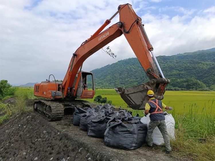 尼莎颱風帶來豪雨 水利署與地方政府合作應變減災-九河局-防汛備料太空包進駐重點堤防