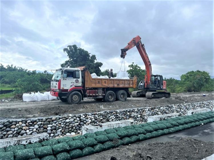 尼莎颱風帶來豪雨 水利署與地方政府合作應變減災-九河局-防汛備料太空包進駐重點堤防，防範豪大雨災害