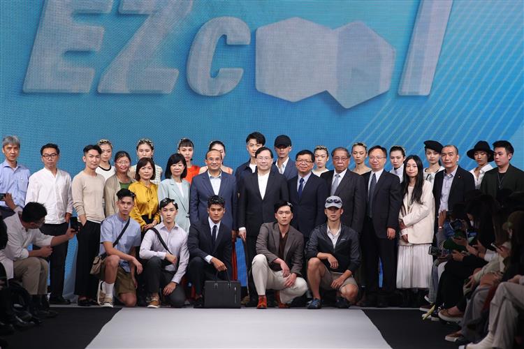 2023 EZcool輕裝發表會經濟部林全能次長與文化部李連權次長、工業局連錦漳局長、紡拓會黃偉基秘書長及品牌商、設計師、布料業者合影