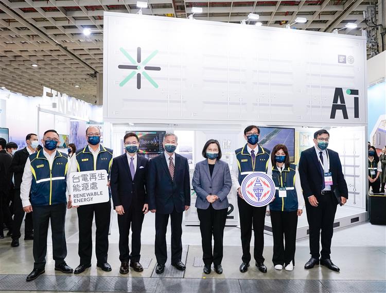 「2022台灣國際智慧能源週」今（19）日於南港展覽1館盛大開幕，總統蔡英文及行政院副院長沈榮津親臨台電展場觀展並予以肯定。