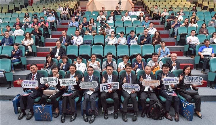 經濟部工業局張尚鈞科長(中)及公協會代表、產學界貴賓合照留影