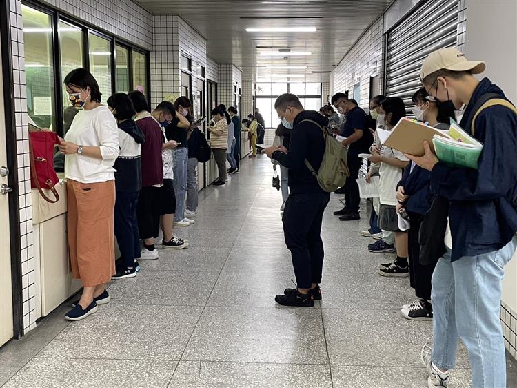 圖說：考生等待入場的同時也把握時間複習，做最後衝刺。