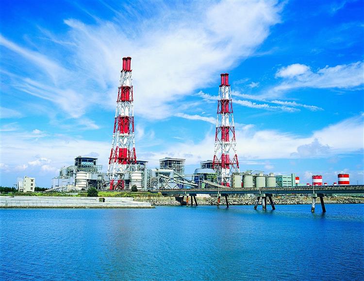 台電規劃未來由燃氣機組及再生能源等電源就近直供科學園區及產業園區等用電中心，可減少電網負擔、降低電力耗損。圖為台電興達電廠。.png