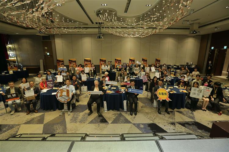 經濟部中小企業處何晉滄處長、第24屆金書獎獲獎代表及評審委員合影