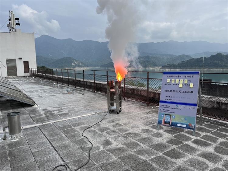 鋒面通過降雨機會增高，水利署於曾文水庫陸空聯手進行人工增雨1