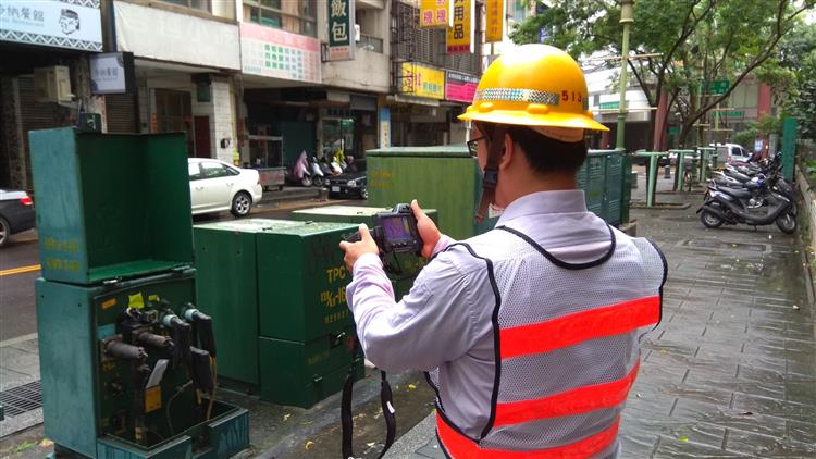 圖說：台電人員以紅外線檢測電力設備，預防設備故障造成停電。