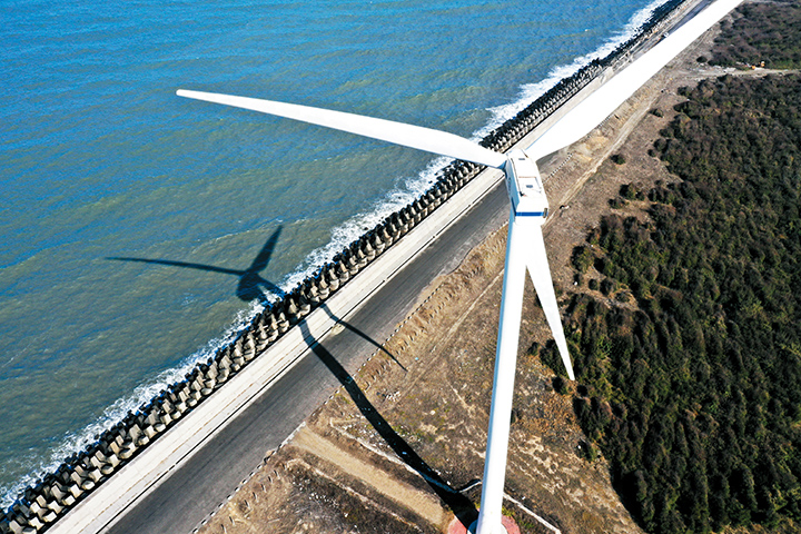 臺灣海峽是極佳的風場廊道，巨大的風機迎風發電，機艙頂端有風向計與風速計可調整風機的運轉。(圖為台電「彰濱雙綠能」陸域風機)